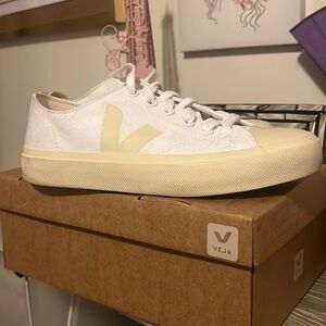Veja - White canvas sneakers (size 9 - EUR 40)